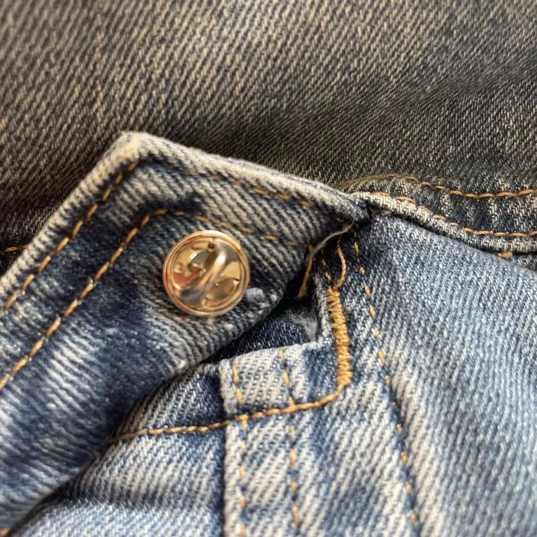 A pin's argenté dos