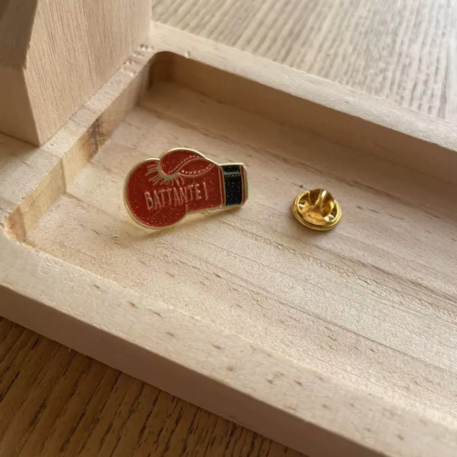 pin's battante bois