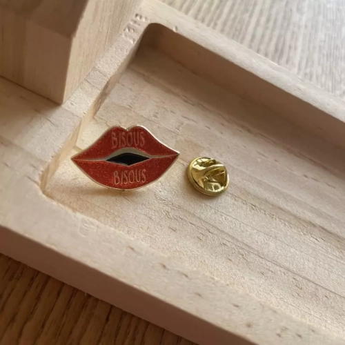 Pin's bisous bisous bois (Copier)