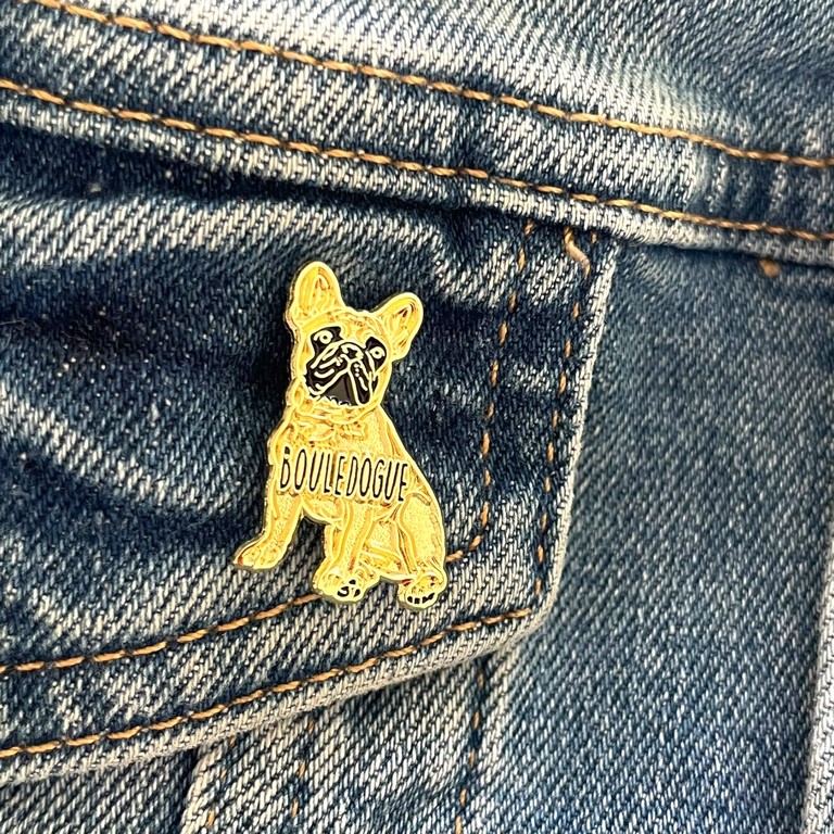 Pin's bouledogue jean