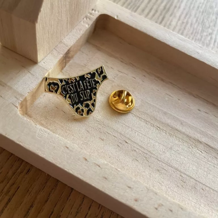 pin's c'est la fête du slip bois