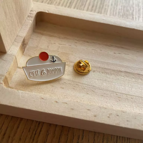 pin's c'est le pompon bois