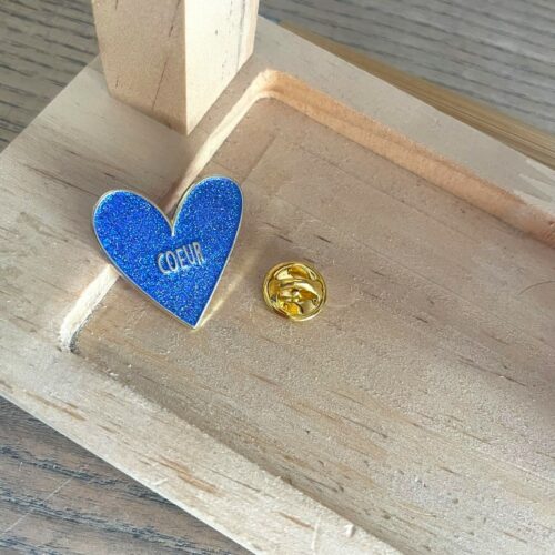 pins-coeur-bleu-bois
