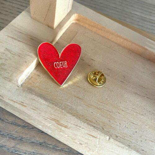 pins-coeur-rouge-bois