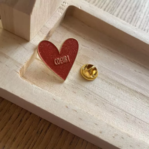 pin's coeur rouge bois
