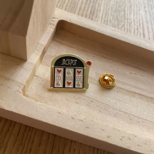 pin's connasse bois