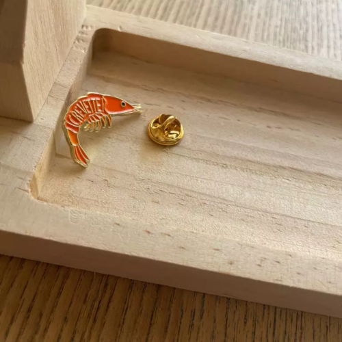 pin's crevette bois