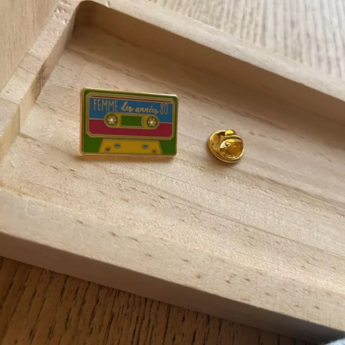 pin's femme des années 80 bois