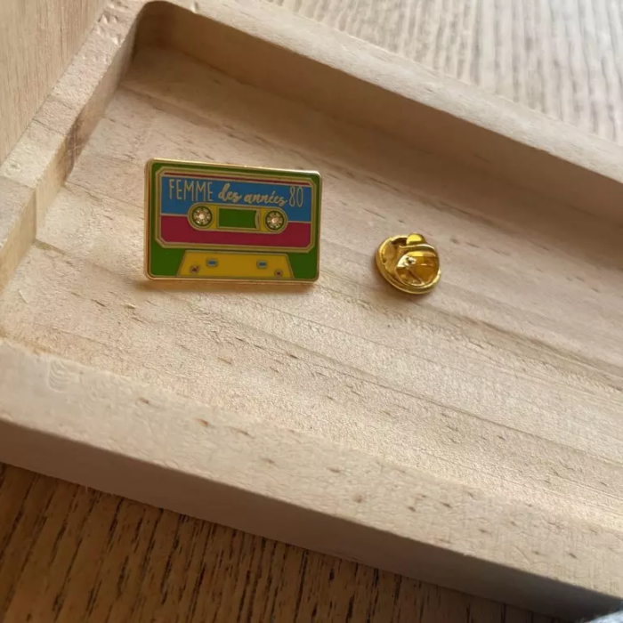 pin's femme des années 80 bois