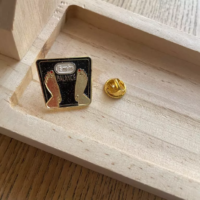 pin's je m'en balance bois