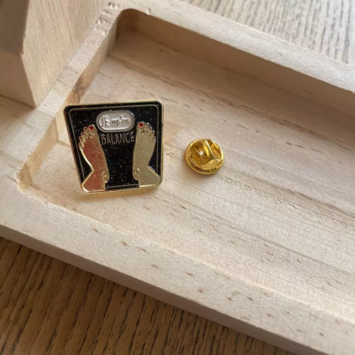 pin's je m'en balance bois