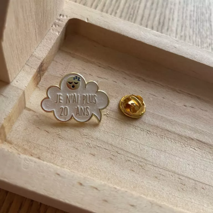 pin's je n'ai plus 20 ans bois