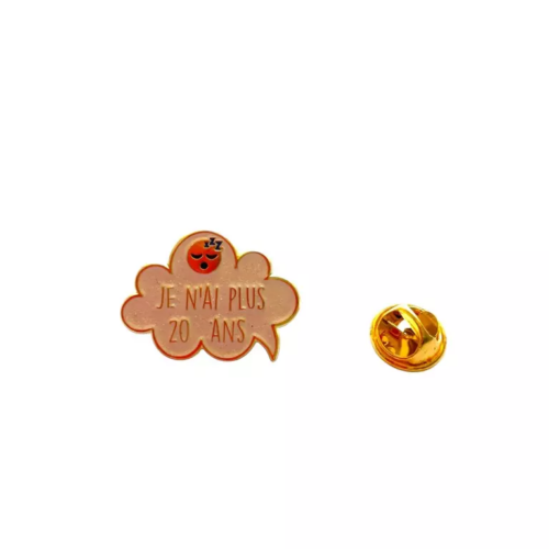 pin's je n'ai plus 20 ans fond blanc