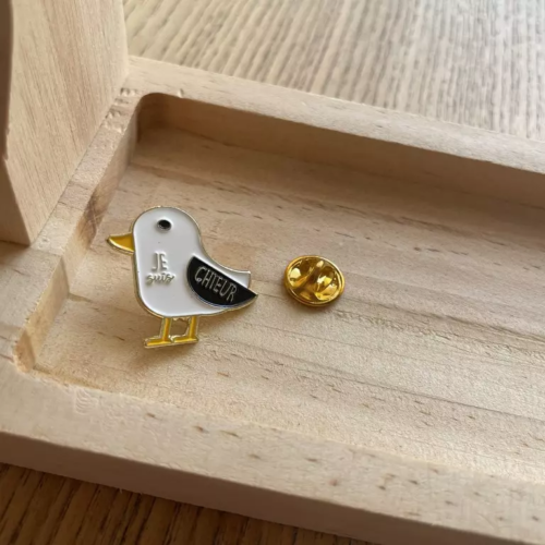 pin's je suis chieur bois
