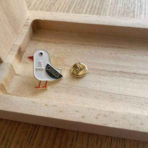 pin's je suis chieuse bois