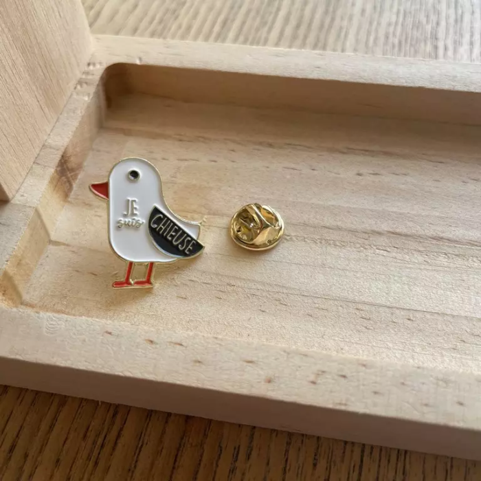 pin's je suis chieuse bois