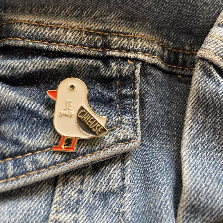 pin's je suis chieuse