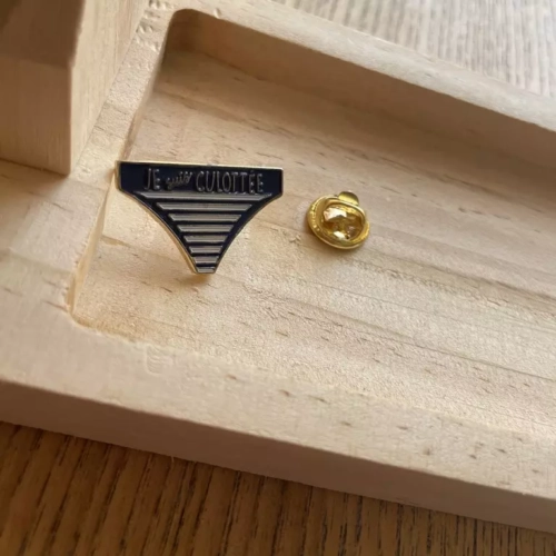pin's je suis culottée bois