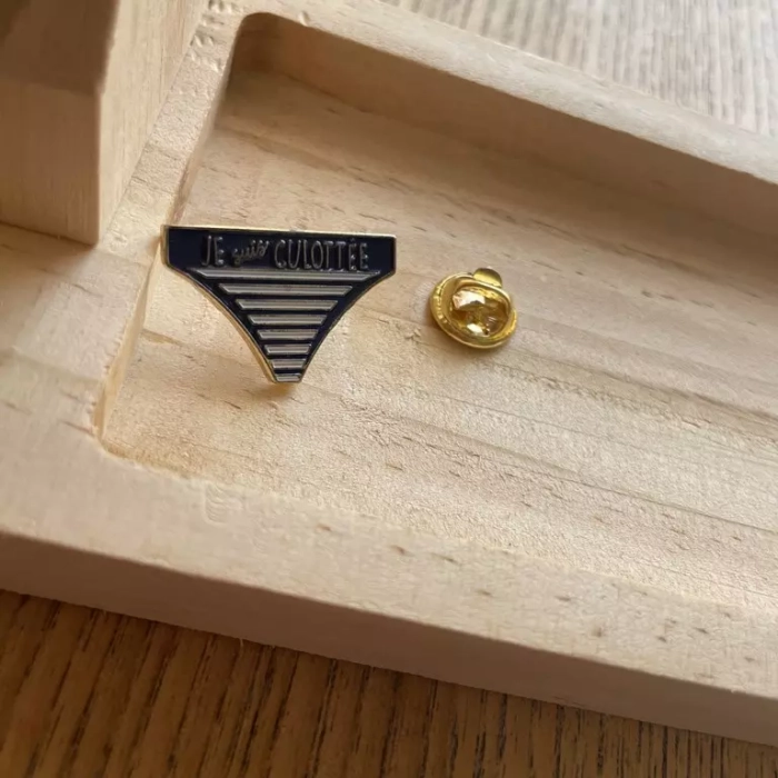 pin's je suis culottée bois
