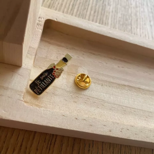 pin's je suis pétillante bois