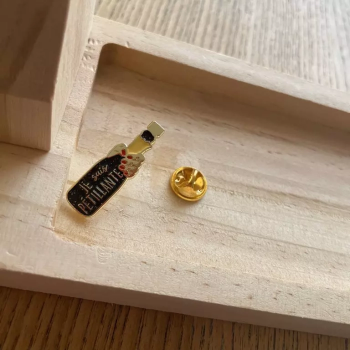pin's je suis pétillante bois