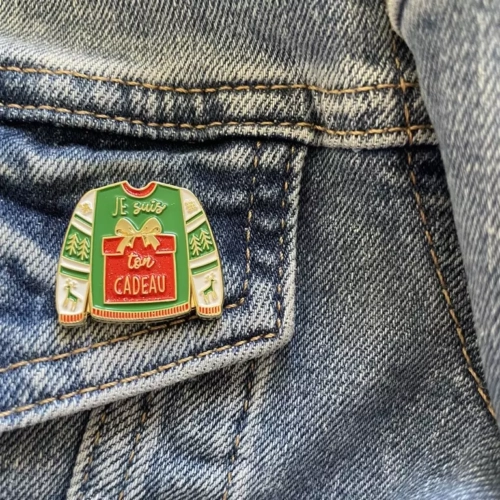 pin's je suis ton cadeau jean