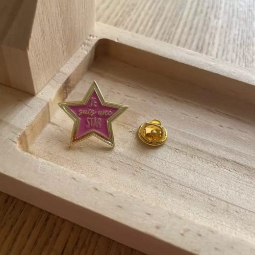 pin's je suis une star bois
