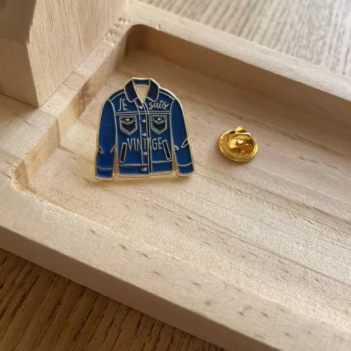 pin's je suis vintage bois