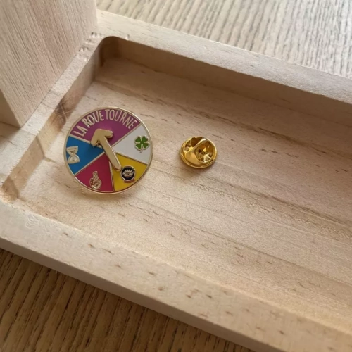 pin's la roue tourne bois