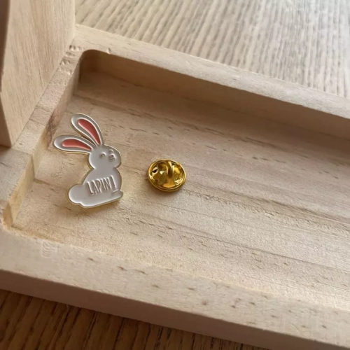 pin's lapin bois