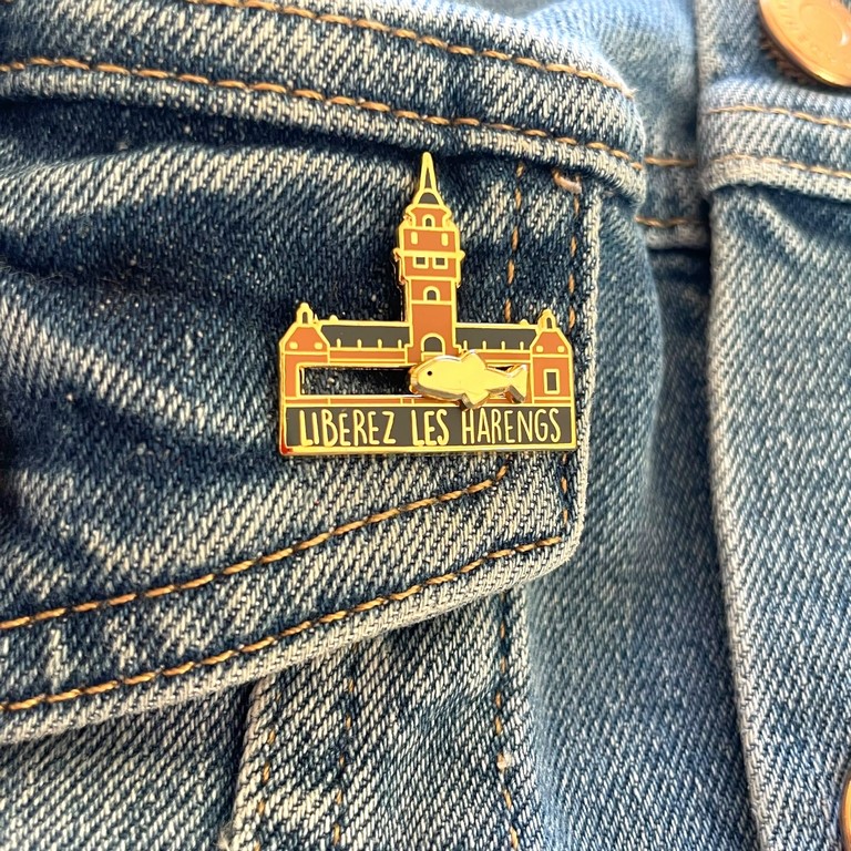 Pin's libérez les harengs jean