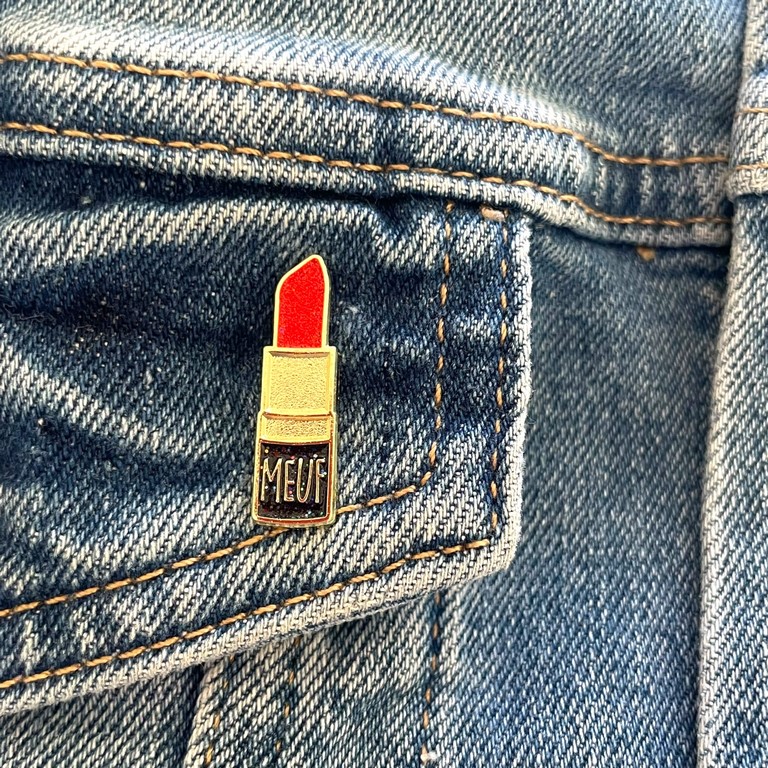 pin's meuf rouge à lèvre jean 