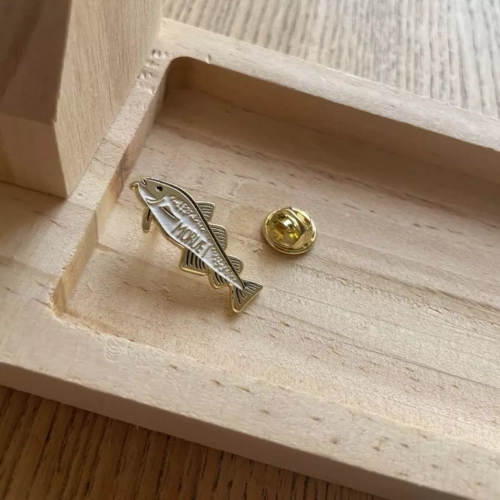 pin's morue bois