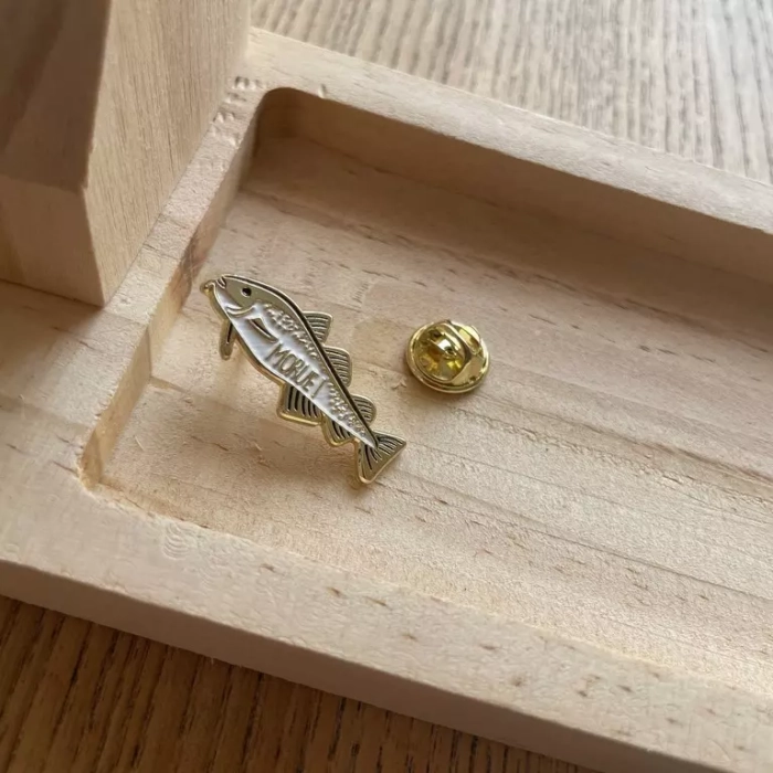 pin's morue bois