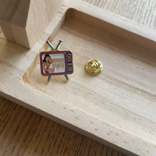pin's nounou d'enfer bois