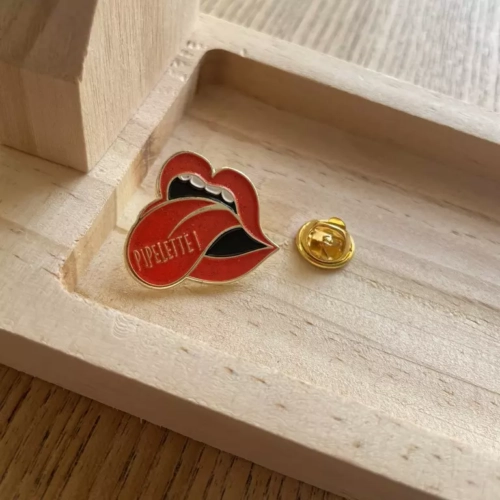 pin's pipelette bois
