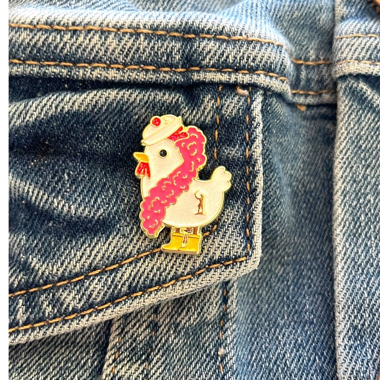 Pin's poulette au carnaval jean