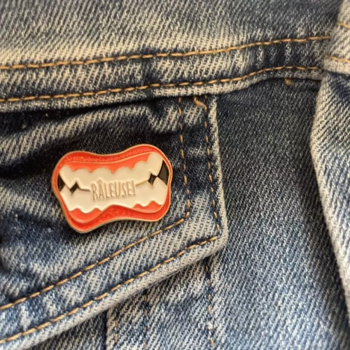 pin's râleuse (Copier)