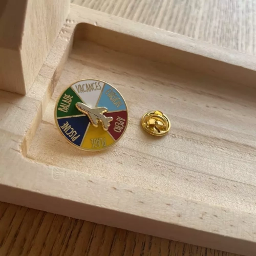 pin's roue des vacances bois