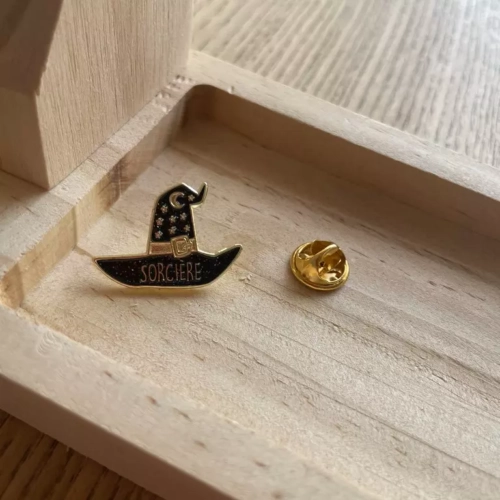 pin's sorcière bois