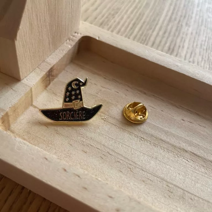 pin's sorcière bois